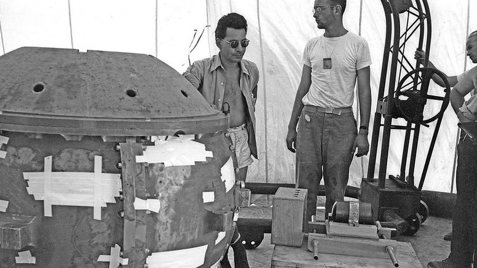 Louis Stolin (izquierda), era uno de los mayores expertos en manipular materiales radioactivos. Los Álamos National Laboratory