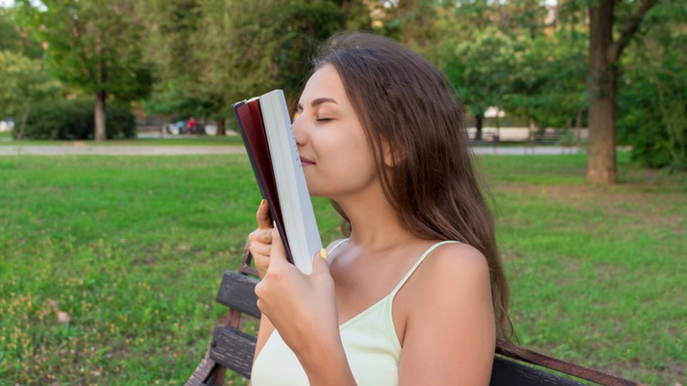 ¿Disfrutas del aroma de un libro? (GETTY IMAGES)