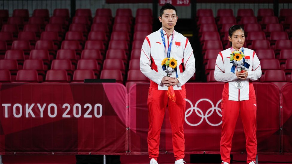 Para algunos internautas chinos, la medalla de plata de Xu Xin (izquierda) y Liu Shiwen en tenis de mesa no alcanzó. Getty Images