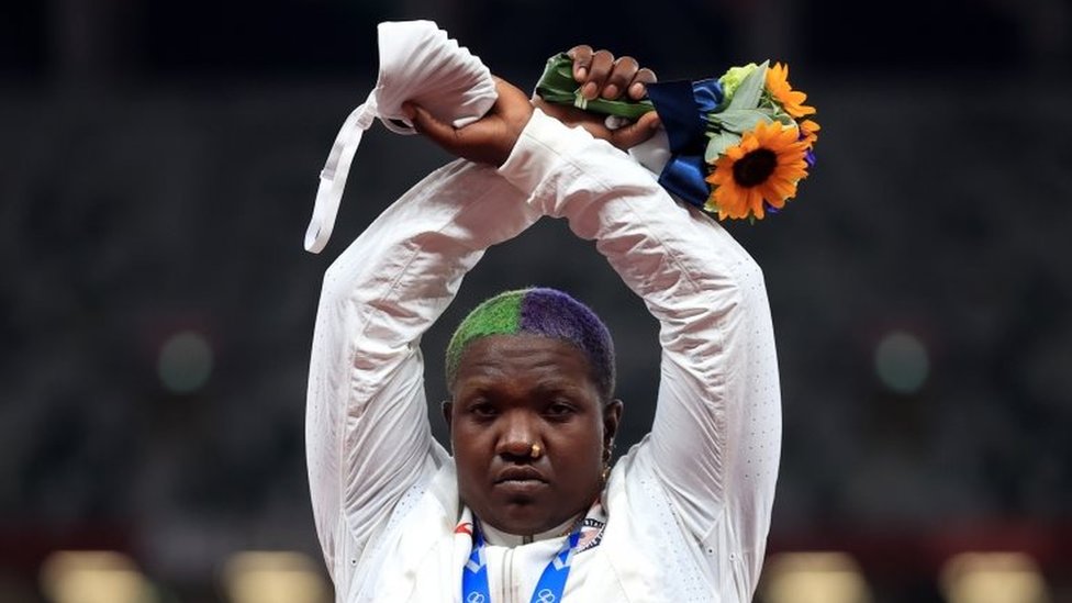 Olímpicos de Tokio: qué significa la protesta de la atleta estadounidense que cruzó los brazos tras recibir su medalla en lanzamiento de peso