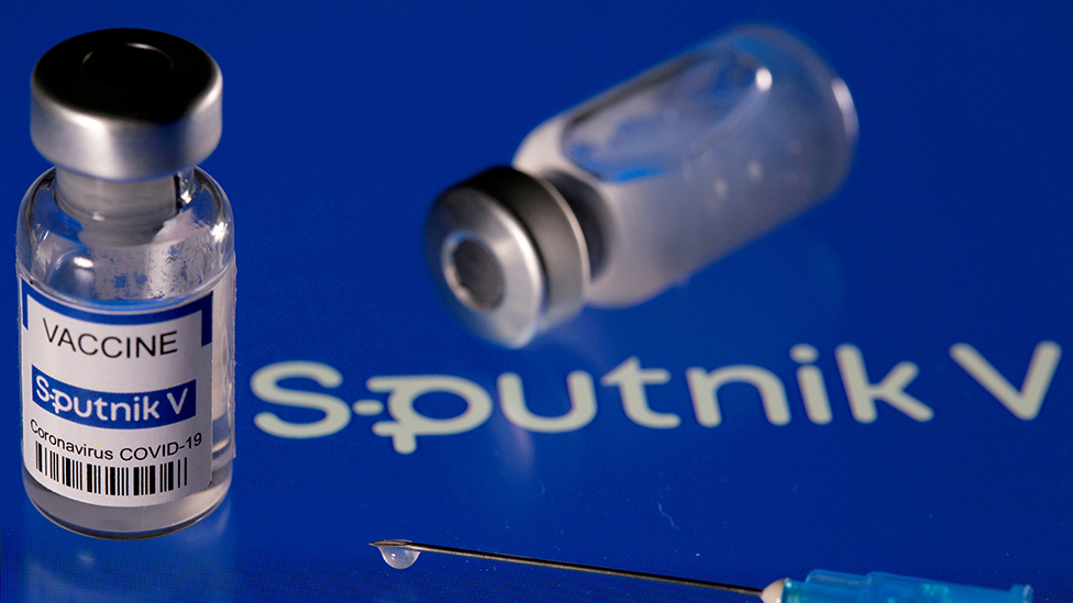 La vacuna rusa Sputnik V utiliza dos dosis, pero, a diferencia de la mayoría, son de componentes diferentes, lo que está generando problemas. Reuters