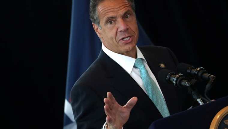 El gobernador de Nueva York, Andrew Cuomo, enfrenta crecientes presiones para que renuncie. (REUTERS)
