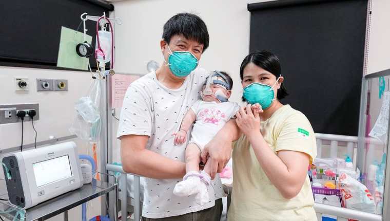 Kwek Yu Xuan junto a sus padres. (Foto: National University Hospital) (NUH, SINGAPUR)
