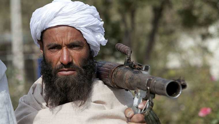 Bajo el Talibán, los hombres deben dejarse crecer la barba y las mujeres tienen que llevar un burka que les cubre todo.