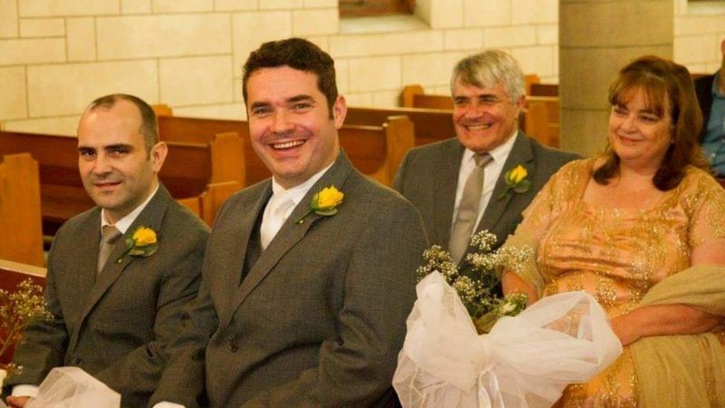 Francis Gonçalves (segundo en la foto de izquierda a derecha) con su hermano y sus padres. Los tres familiares fallecieron por complicaciones de covid en julio. (FRANCIS GONCALVES)