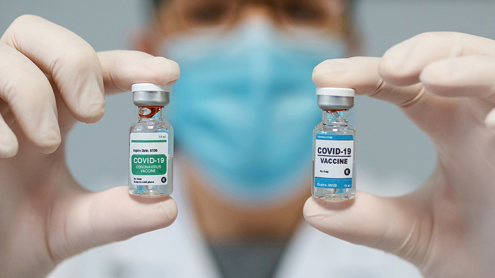 Una serie de ensayos clínicos en diversas partes del mundo investigan los efectos de combinar diferentes vacunas contra el coronavirus. (GETTY IMAGES)
