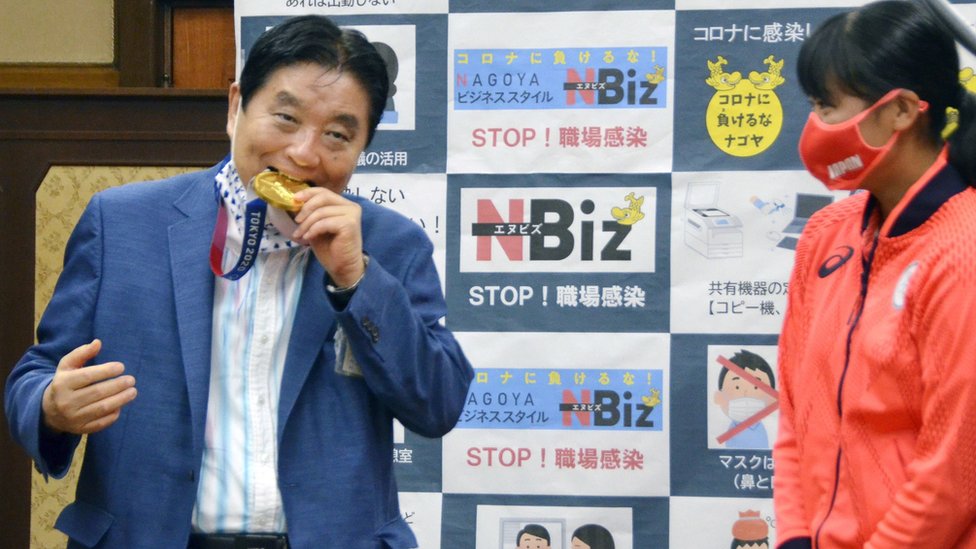El alcalde Takashi Kawamura mordió la medalla de Miu Goto en un evento la semana pasada.