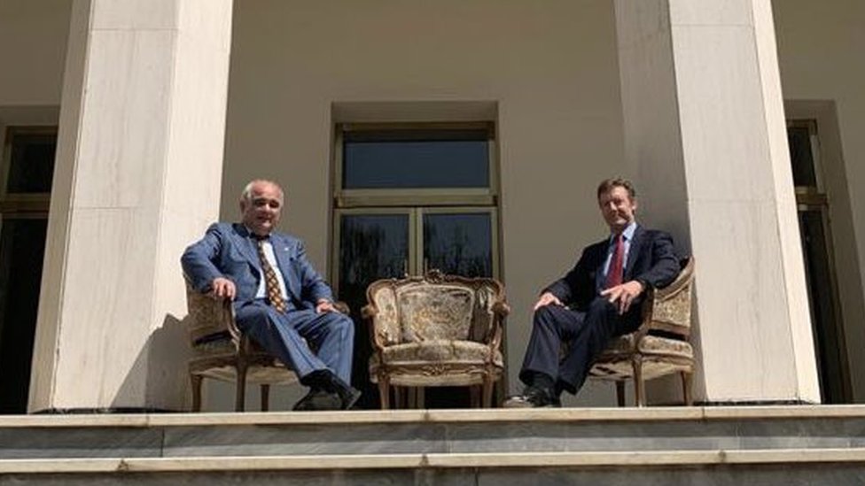 Los embajadores ruso y británico en la sede de Rusia en Irán. (TWITTER DE LA EMBAJADA RUSA EN IRÁN)