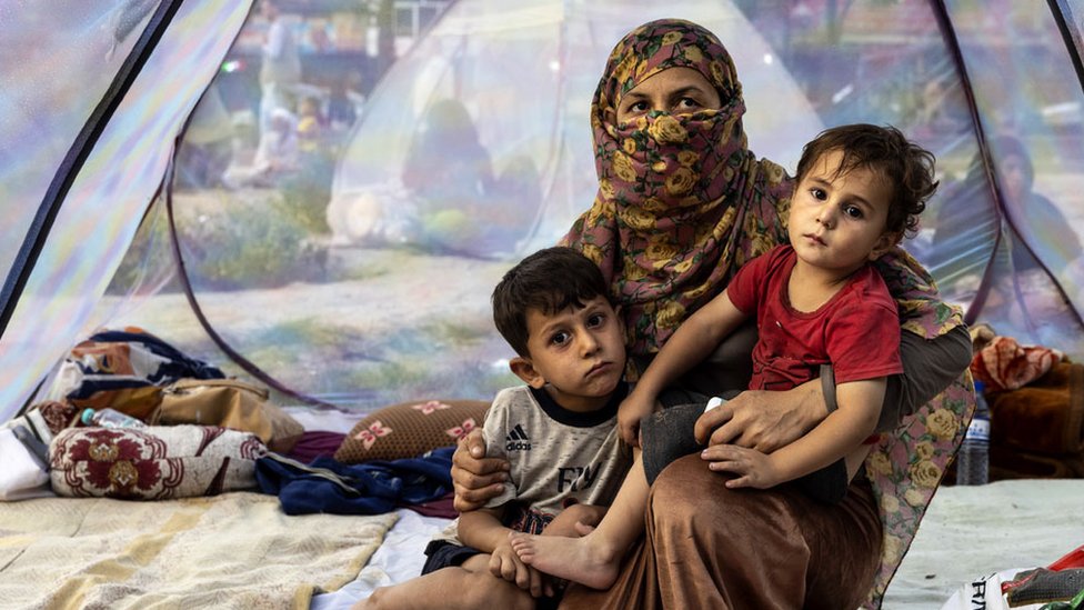 Muchas familias afganas que llegaron a Kabul, están durmiendo en campamentos a las afueras de la capital.