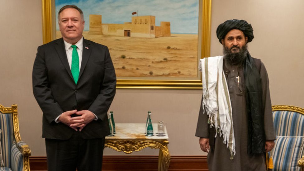 El entonces secretario de Estado, Mike Pompeo, y Abdul Ghani Baradar se reunieron en septiembre de 2020 en Doha. Getty Images