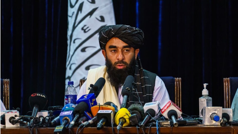 Zabihullah Mujahid hizo su primera aparición pública durante la primera rueda de prensa del Talibán en el poder. (GETTY IMAGES)
