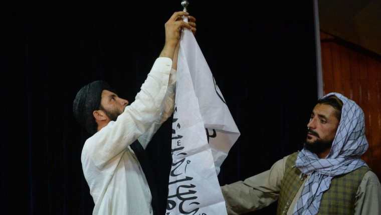 Los talibanes izaron su propia bandera en los edificios oficiales del país. (GETTY IMAGES)