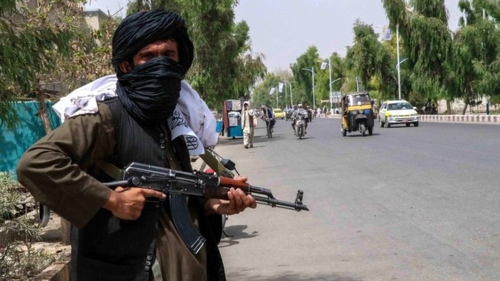 Un miliciano del Talibán vigila una calle en Kandahar. (EPA)