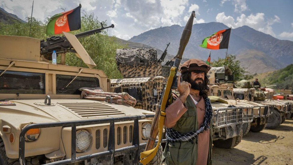 Armados y con carros militares, combatientes del valle de Panjshir defienden su territorio. Foto del 19 de agosto.