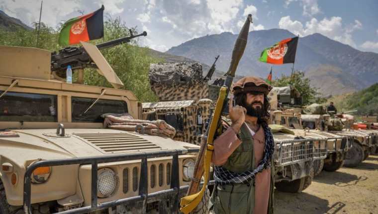 Armados y con carros militares, combatientes del valle de Panjshir defienden su territorio. Foto del 19 de agosto.