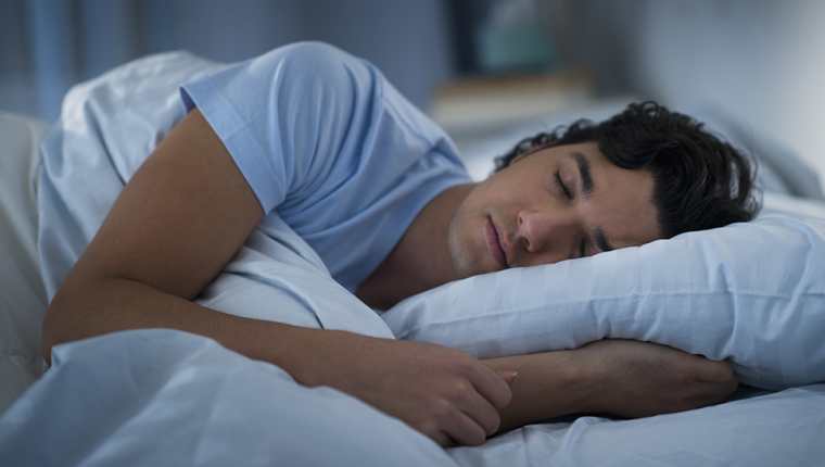 Persecución o estar desnudo en público: ¿qué dice la ciencia sobre los sueños recurrentes y cómo evitarlos?