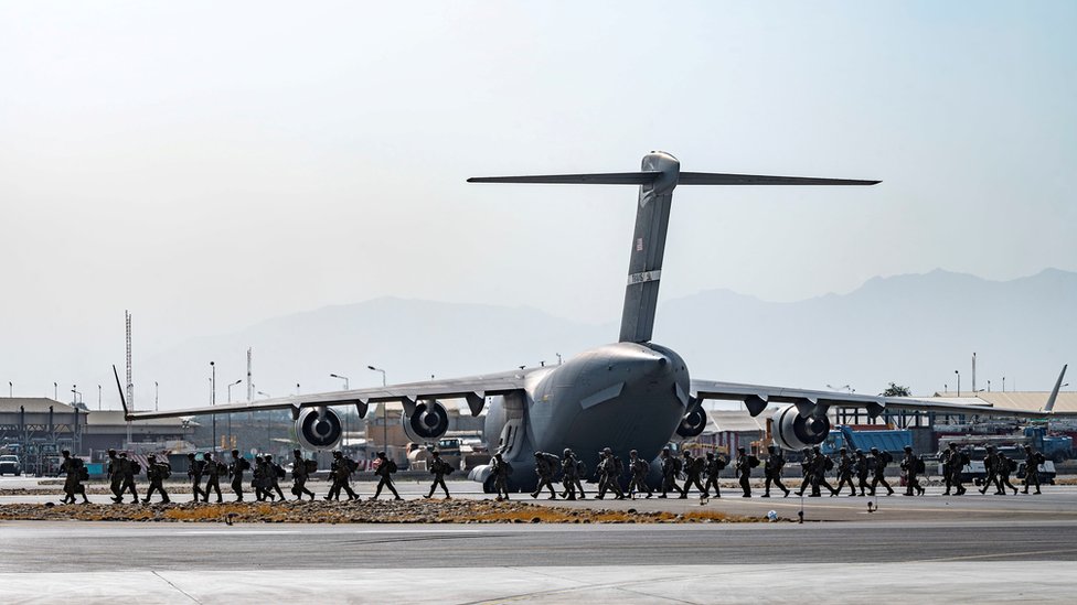 Estados Unidos tiene la mayor presencia militar en el aeropuerto de Kabul. (REUTERS)