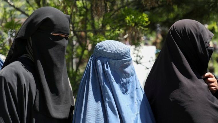 Los talibanes han recomendado que las mujeres se queden en casa.  (REUTERS)