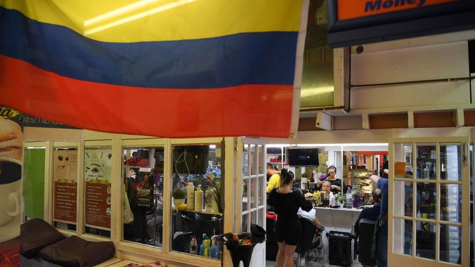 Para Vicky Álvarez, el mercado latino de Seven Sisters es un sitio que hace sentir en casa a través de la música y la comida.