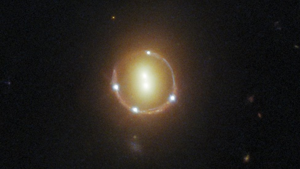 Qué son los “anillos de Einstein” que fotografió el Hubble y por qué son un fenómeno extraño en el espacio