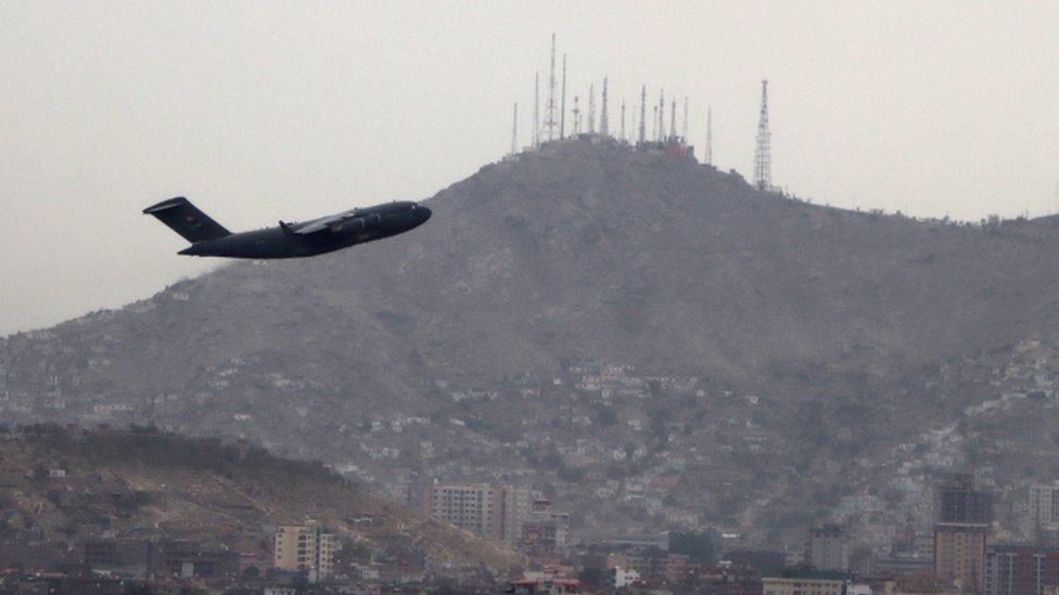 Uno de los últimos vuelos que despega desde Kabul marcando la salida de EE.UU. de Afganistán.