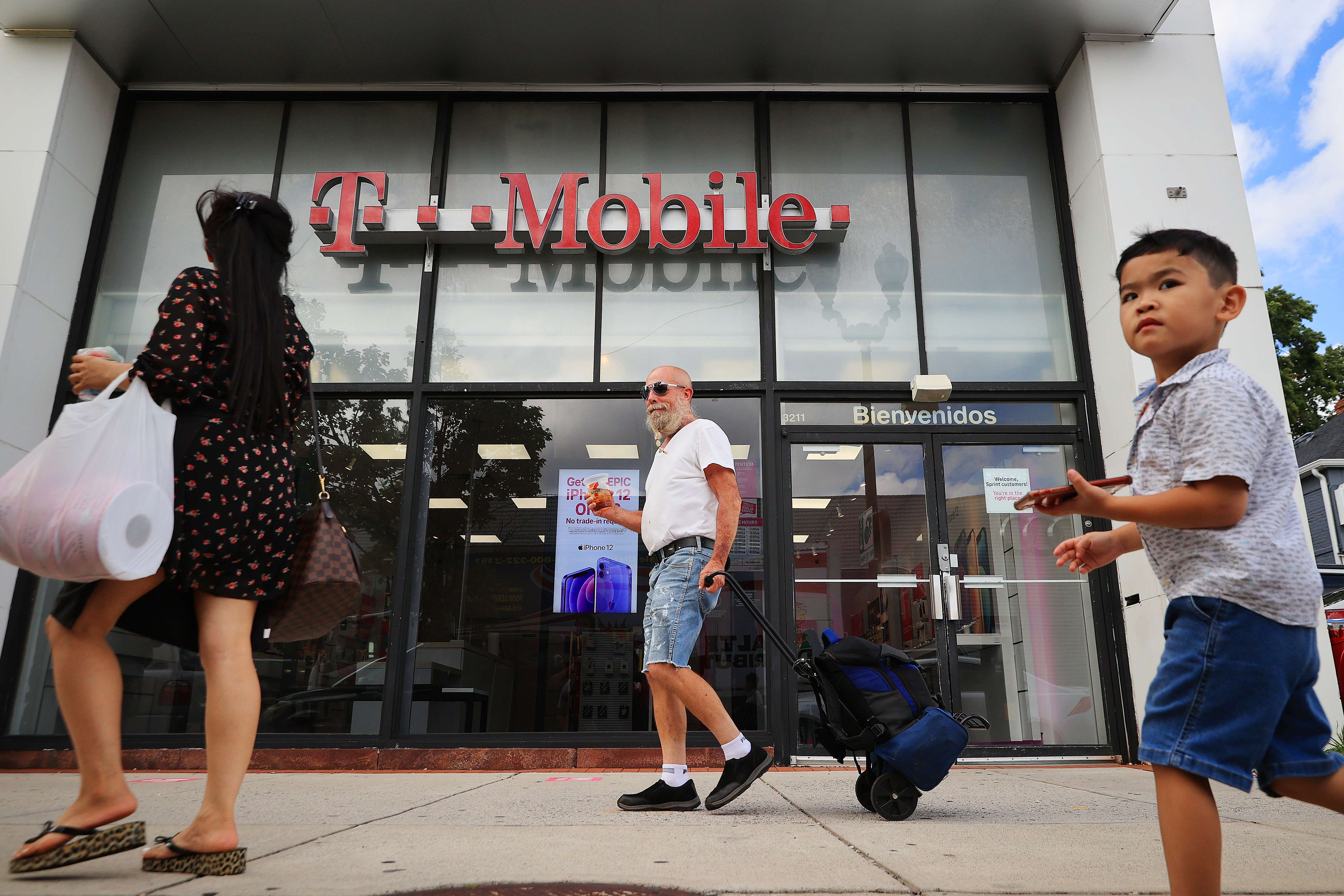Personas caminan frente a un T-Mobile el 18 de agosto de 2021 en Arlington, Virginia, luego que la empresa anunció que fueron víctimas de hackers. (Foto Prensa Libre: AFP)
== FOR NEWSPAPERS, INTERNET, TELCOS & TELEVISION USE ONLY ==