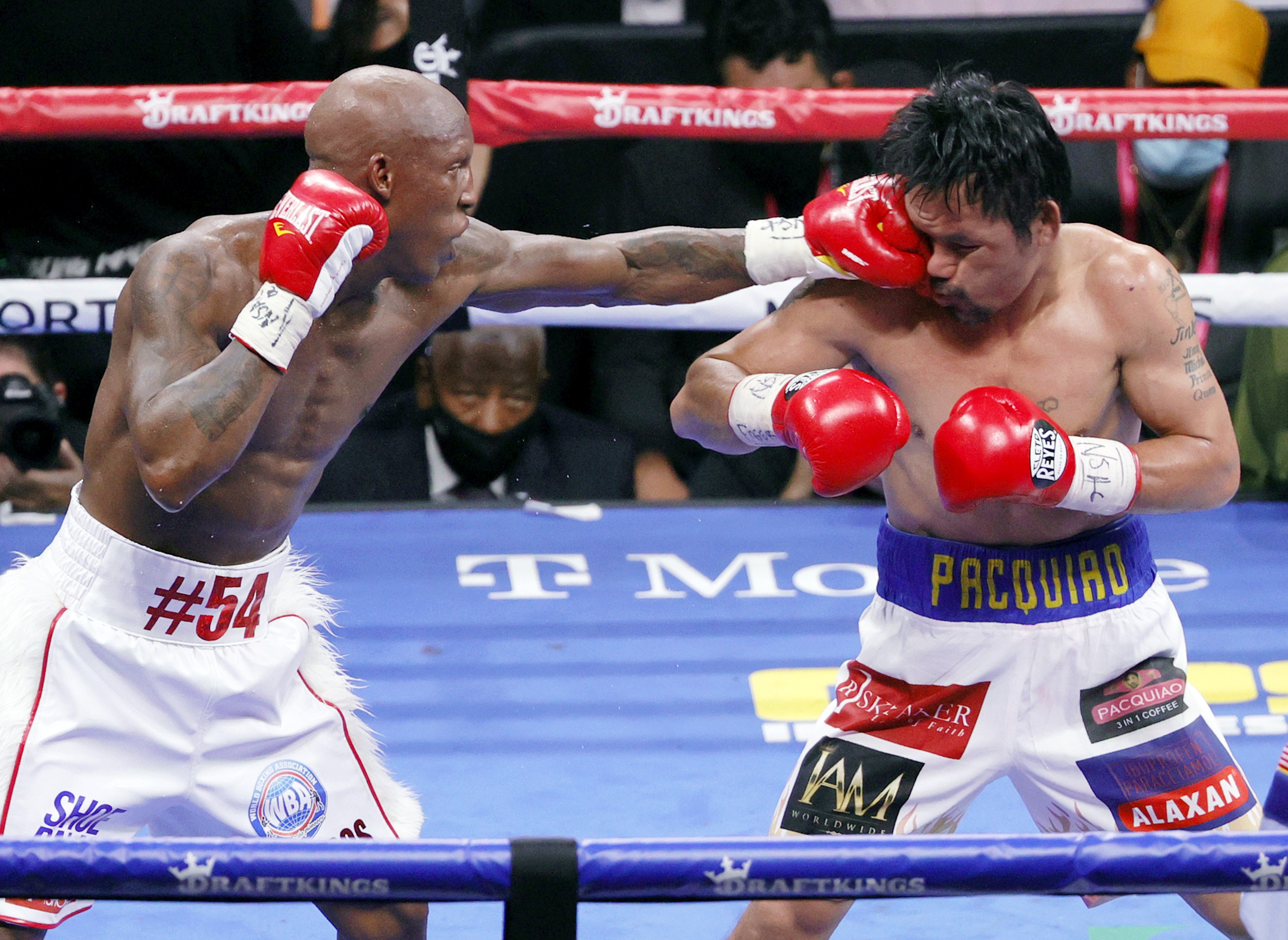 Yordenis Ugas conecta un golpe a  Manny Pacquiao en el sexto episodio del combate de la noche del sábado en las Vegas. (Foto Prensa Libre: AFP).