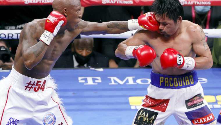 Yordenis Ugas conecta un golpe a  Manny Pacquiao en el sexto episodio del combate de la noche del sábado en las Vegas. (Foto Prensa Libre: AFP).