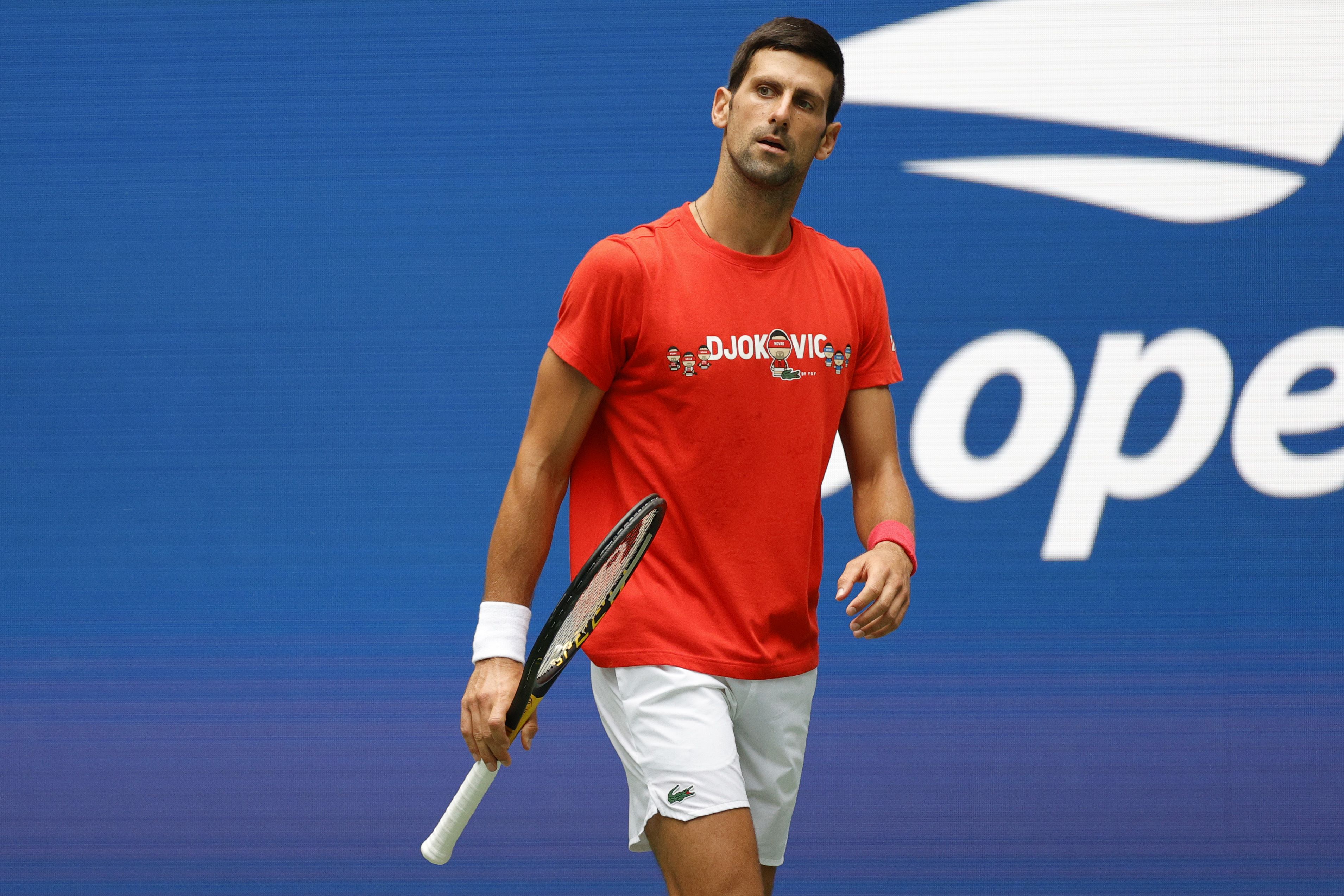 Novak Djokovic durante una sesión de entrenamiento previo al inicio del US Open en el USTA Billie Jean King National Tennis Center. (Foto Prensa Libre: AFP)