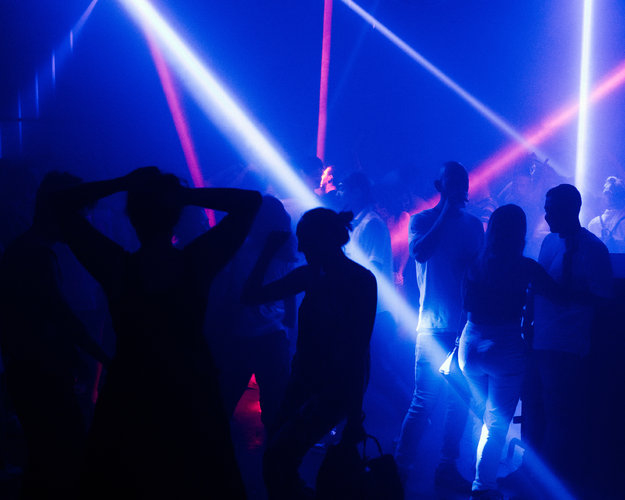 Un grupo de jóvenes baila en club nocturno de Nueva York el 10 de julio de 2021, mientras los casos de jóvenes con covid-19 aumentan. (Foto Prensa Libre: Desiree Rios/The New York Times) 