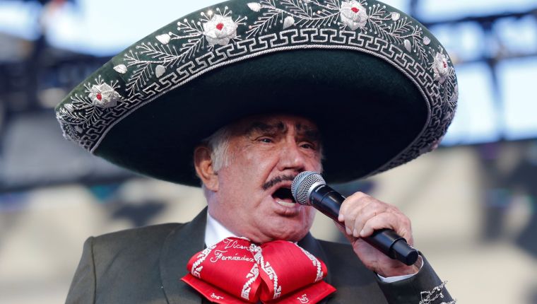 MEX050. GUADALAJARA (MÉXICO), 06/10/2019.- El cantante mexicano, Vicente Fernández, develó una escultura de bronce este domingo, de la ciudad de Guadalajara, en el estado de Jalisco (México). El cantante de música mexicana, Vicente Fernández, de 79 años, volvió por unas horas a los escenarios este domingo al ofrecer un concierto gratuito en agradecimiento al homenaje que le realizó el ayuntamiento de Guadalajara y el gobierno del estado de Jalisco, en el que nació. EFE/Francisco Guasco