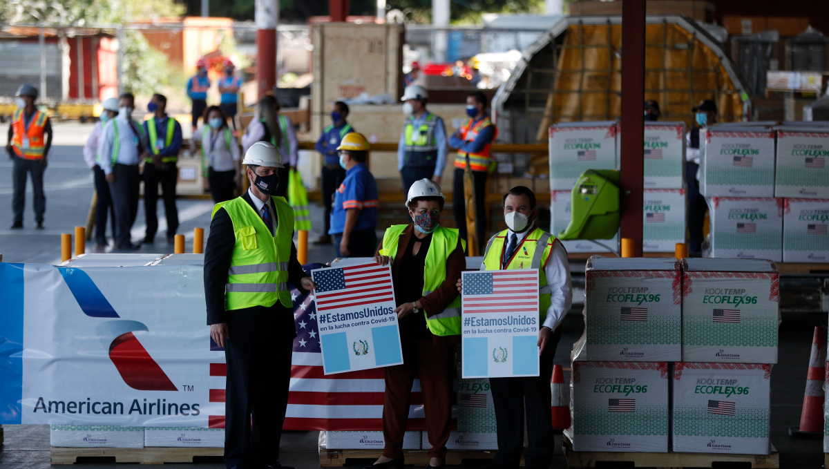 AME3879. CIUDAD DE GUATEMALA (GUATEMALA), 20/07/2021.- De izquierda a derecha, el encargado de negocios de la embajada de Estados Unidos, Daniel Fannel; la ministra de Salud de Guatemala, Amelia Flores; y el gerente de American Airlines en Guatemala, Juan Guerra, posan junto a un cargamento de 3 millones dosis de vacunas contra la covid-19 donadas por Estados Unidos a Guatemala, hoy, en el Aeropuerto Internacional La Aurora, en Ciudad de Guatemala (Guatemala). Guatemala recibió este martes una donación de tres millones de dosis de vacunas contra la covid-19 por parte de Estados Unidos, el mayor lote que ha llegado al país centroamericano desde el inicio de la pandemia. EFE/ Esteban Biba