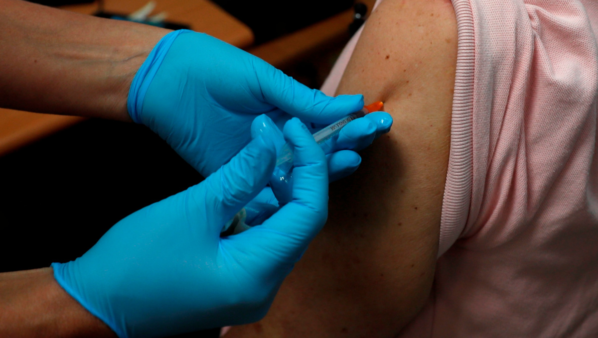 Kereat Shmonah (Israel), 01/08/2021.- A nurse prepares to inject a man with a third shot of COVID-19 vaccine in Kereat Shmonah, Israel, 01 August 2021. Israel has started to offer a third shot of covid vaccine to people aged over 60 as a measure to stop the spreading of the Delta variant. EFE/EPA/ATEF SAFADI