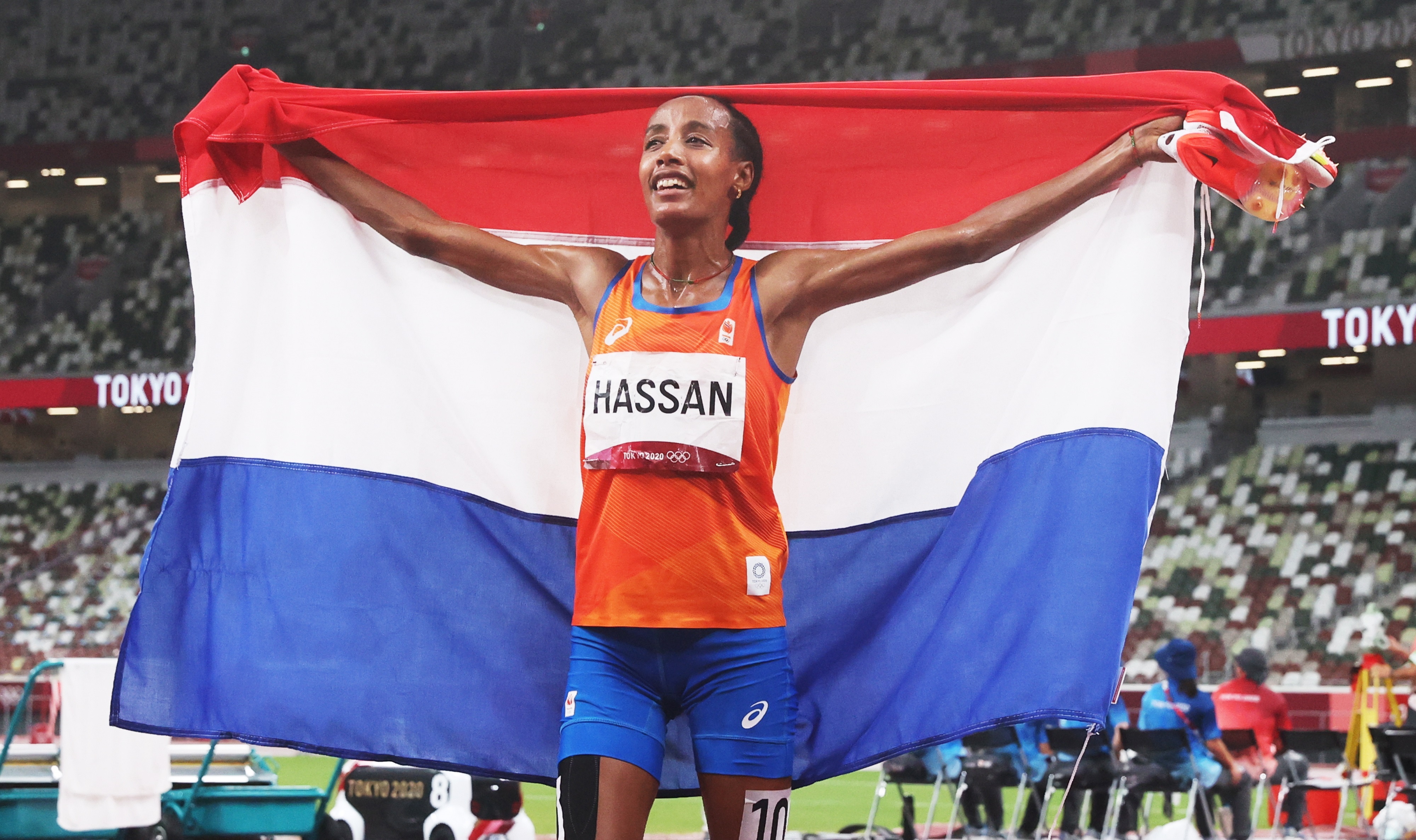 Sifan Hassan celebra la victoria en la final femenina de los 5,000 metros planos de los Juegos Olímpicos de Tokio 2020. Foto Prensa Libre: EFE. 