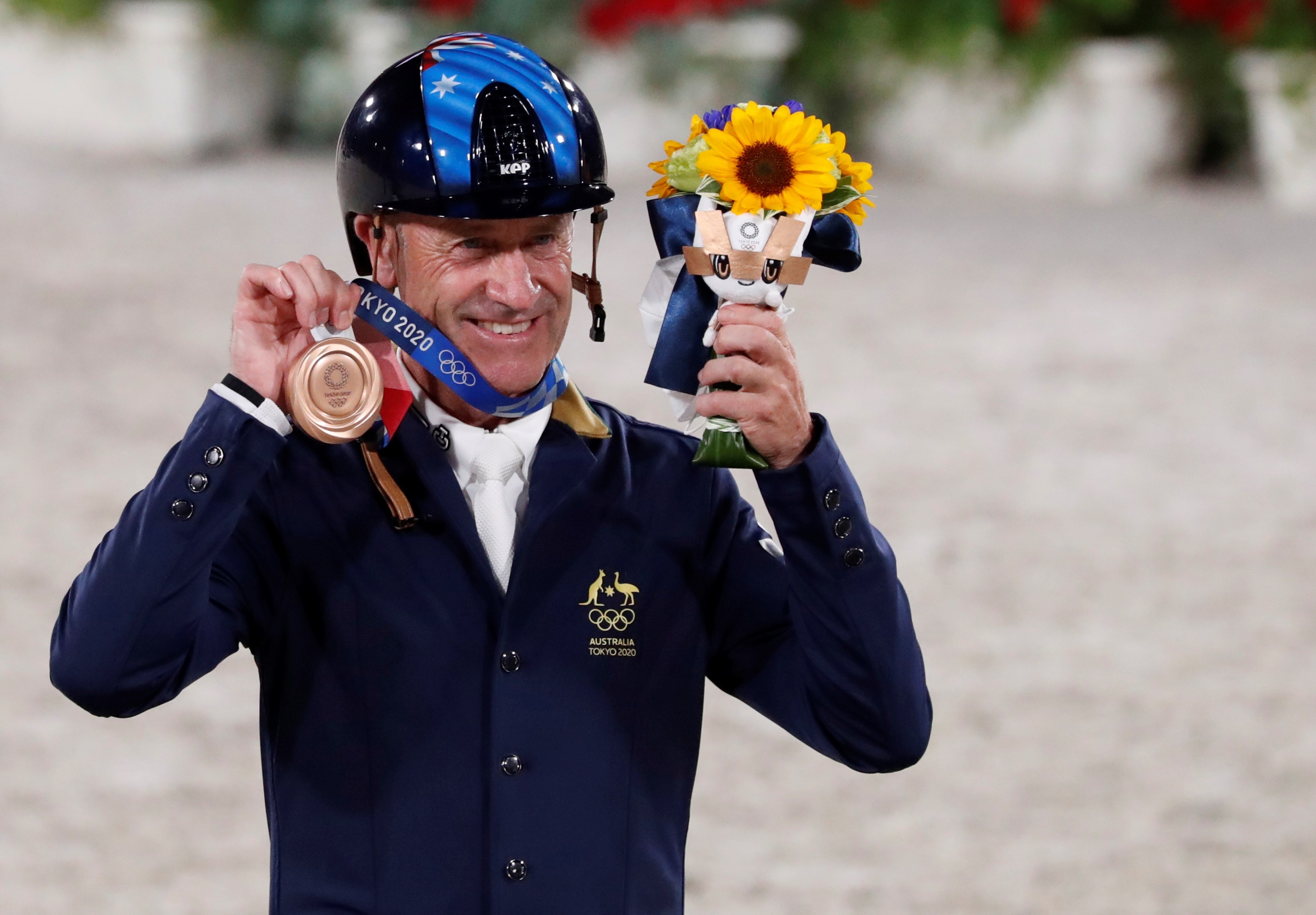 Andrew Hoy de Australia posa para la foto con su medalla de bronce en los eventos ecuestres  de Tokio 2020. Foto Prensa Libre: EFE.