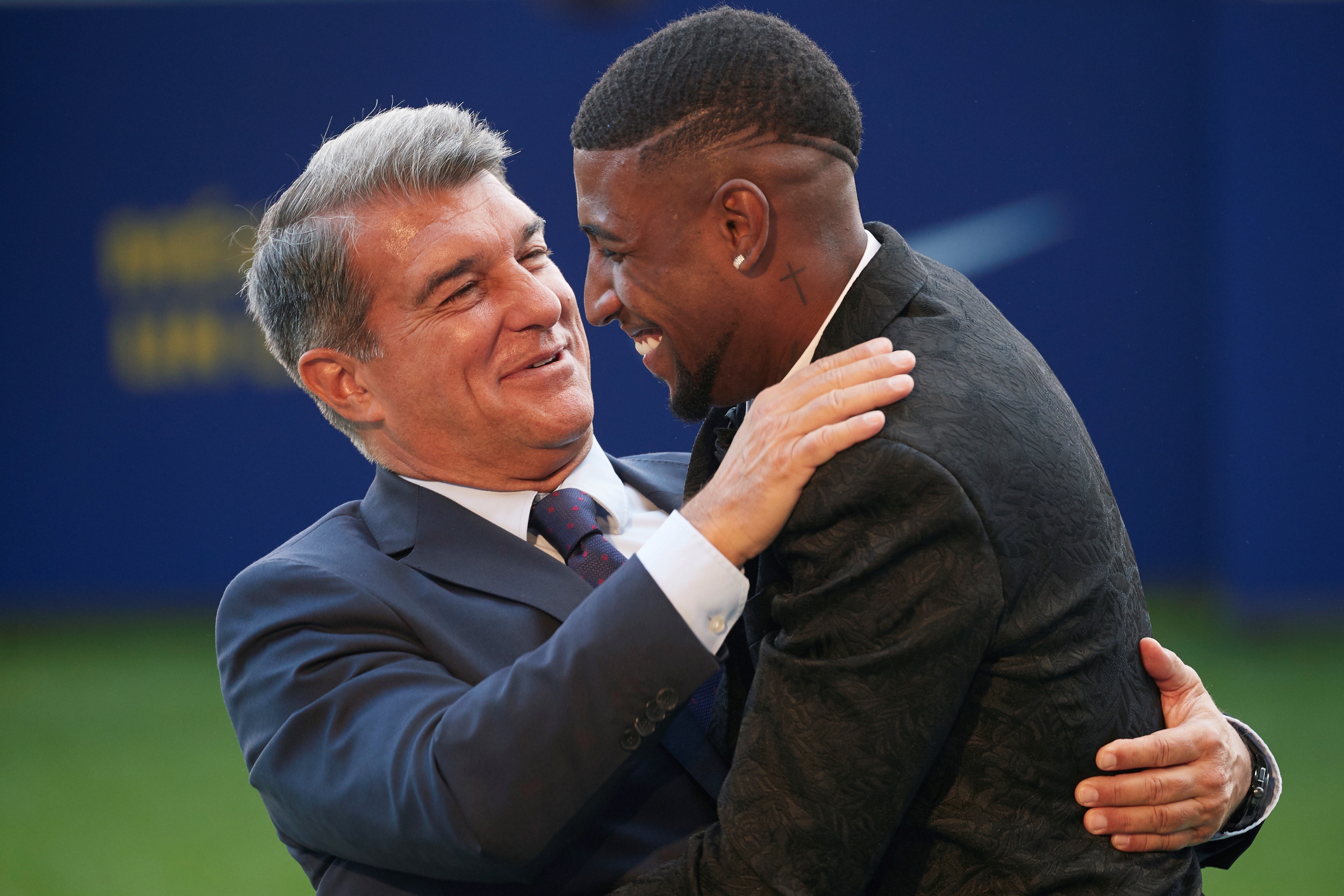 El 2 de agosto pasado el defensa brasileño Emerson Royal fue presentado por el presidente del FC Barcelona, Joan Laporta (i) durante su presentación como nuevo jugador del Barcelona, al que llega procedente el Betis, este lunes en el Camp Nou. EFE/Alejandro García. Este 31 de agosto anuncia su traspaso al Tottenham. Foto Prensa Libre: EFE