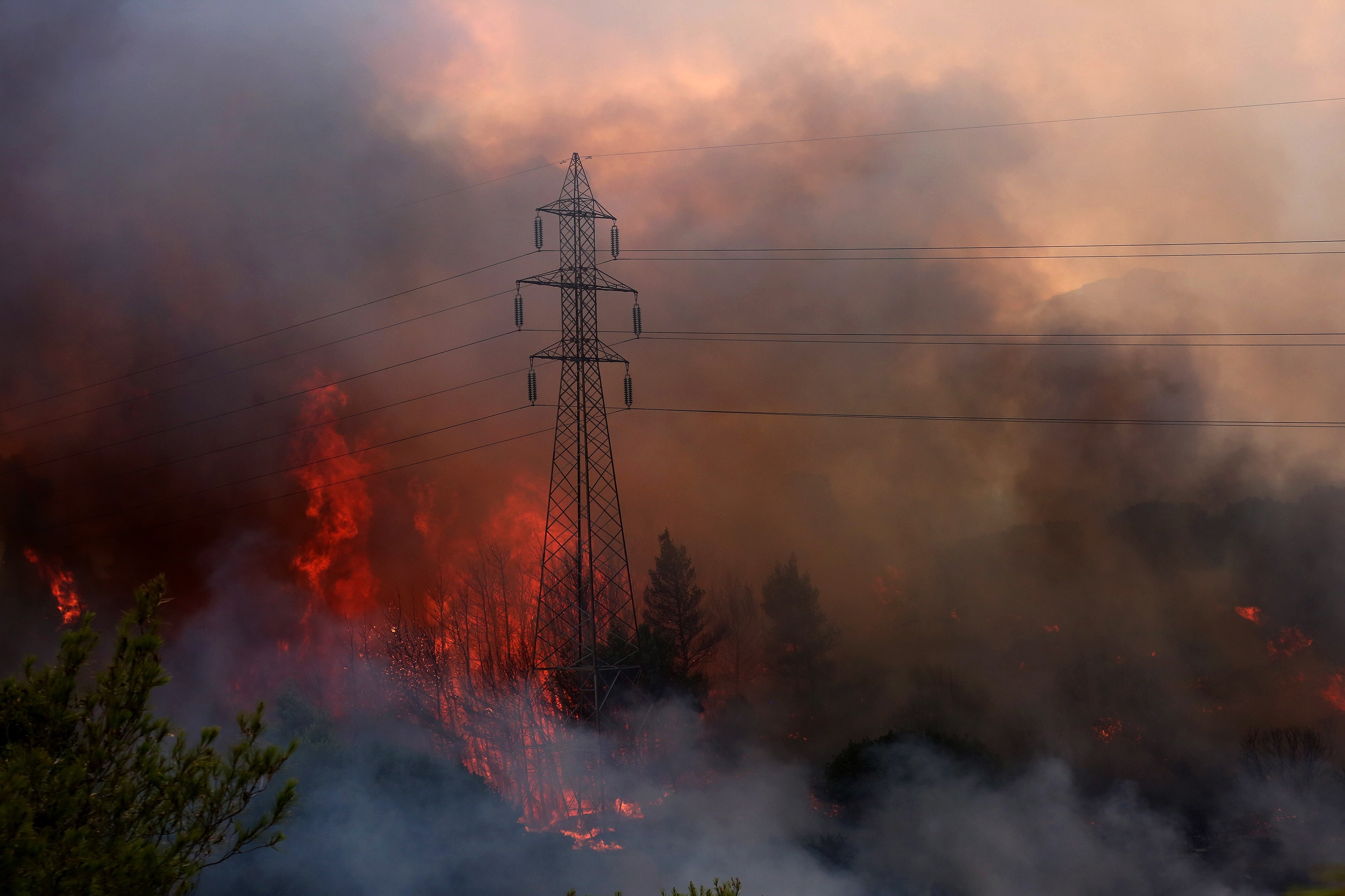 -FOTODELDÍA- VARYBOBI (GRECIA), 03/08/2021.- Vista del incendio forestal en el área de Varybobi, un suburbio al noreste de Atenas (Grecia). Tres suburbios de Atenas han sido evacuados hoy por un fuerte incendio que ha arrasado casas, vehículos y locales comerciales, y ha causado incidencias en la red de trasportes y el suministro eléctrico de la capital griega, que vive la peor ola de calor en décadas. EFE/ Orestis Panagiotou