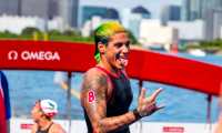 Ana Marcela Cunha celebró con todo la medalla de oro en aguas abiertas. (Foto Prensa Libre: EFE)