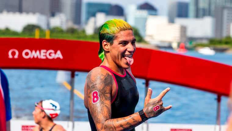 Ana Marcela Cunha celebró con todo la medalla de oro en aguas abiertas. (Foto Prensa Libre: EFE)