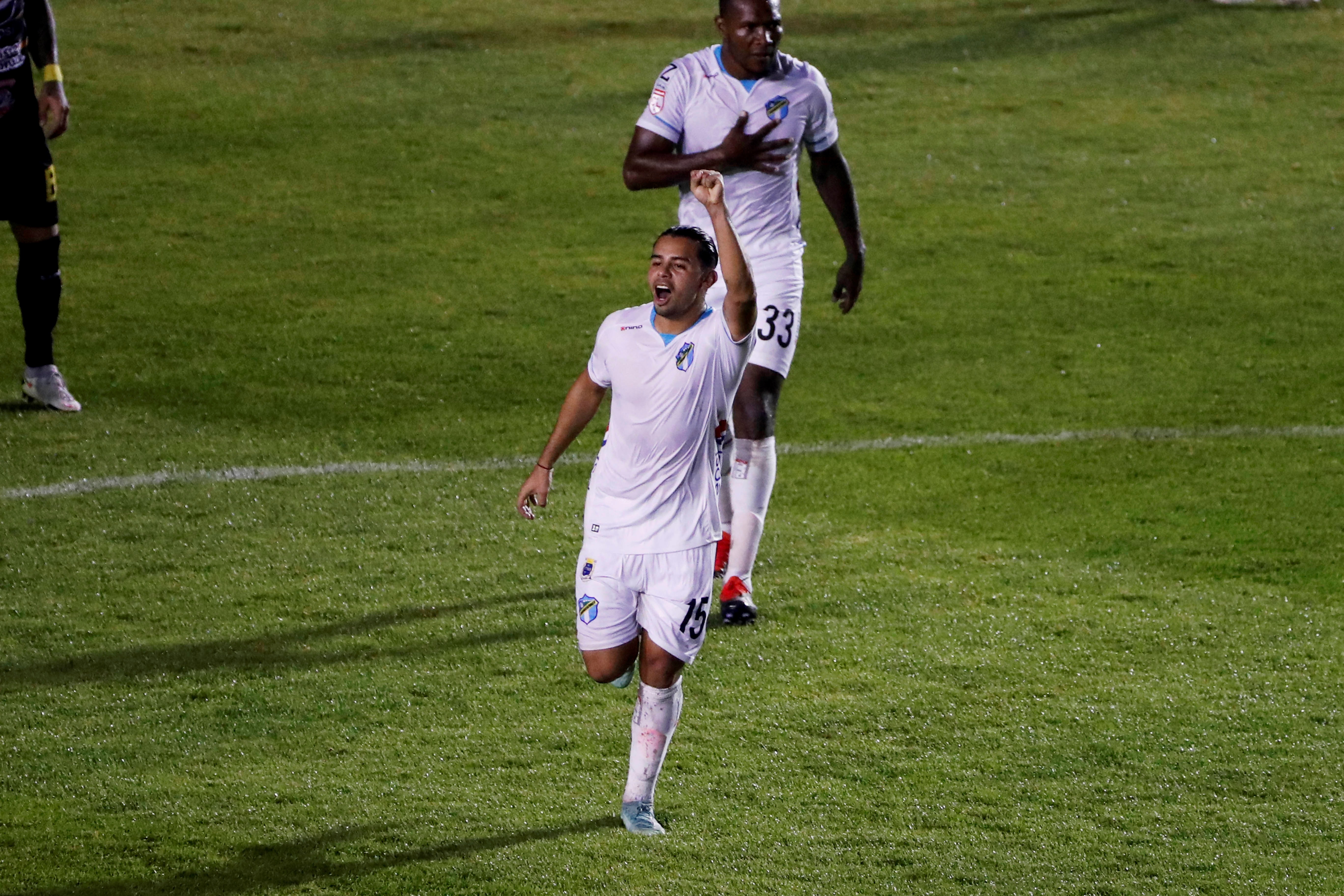 Alexander Larín de Comunicaciones anotó un gol en la ronda preliminar de la Liga Concacaf ante el  Once Deportivo salvadoreño. Ahora se enfrentarán al Alianza, en octavos de final. Foto Prensa Libre: EFE.