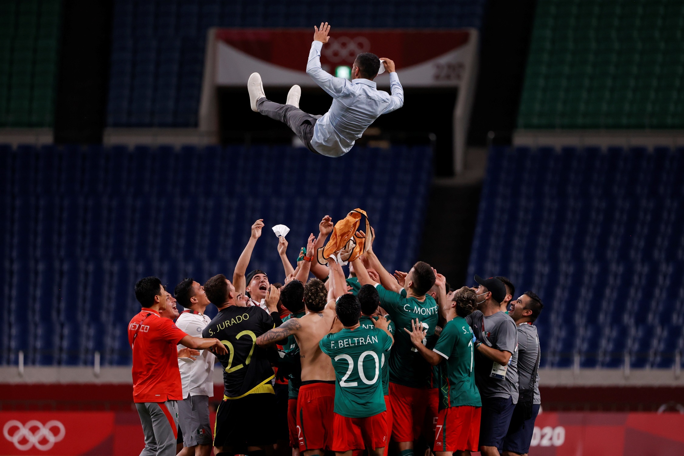 Los jugadores de México mantean a su entrenador Jaime Lozano (arriba) tras vencer a Japón en el encuentro por la medalla de bronce durante los Juegos Olímpicos de Tokio 2020, este viernes en el Estadio de Saitama 2002 en Saitama (Japón). Foto Prensa Libre: EFE.