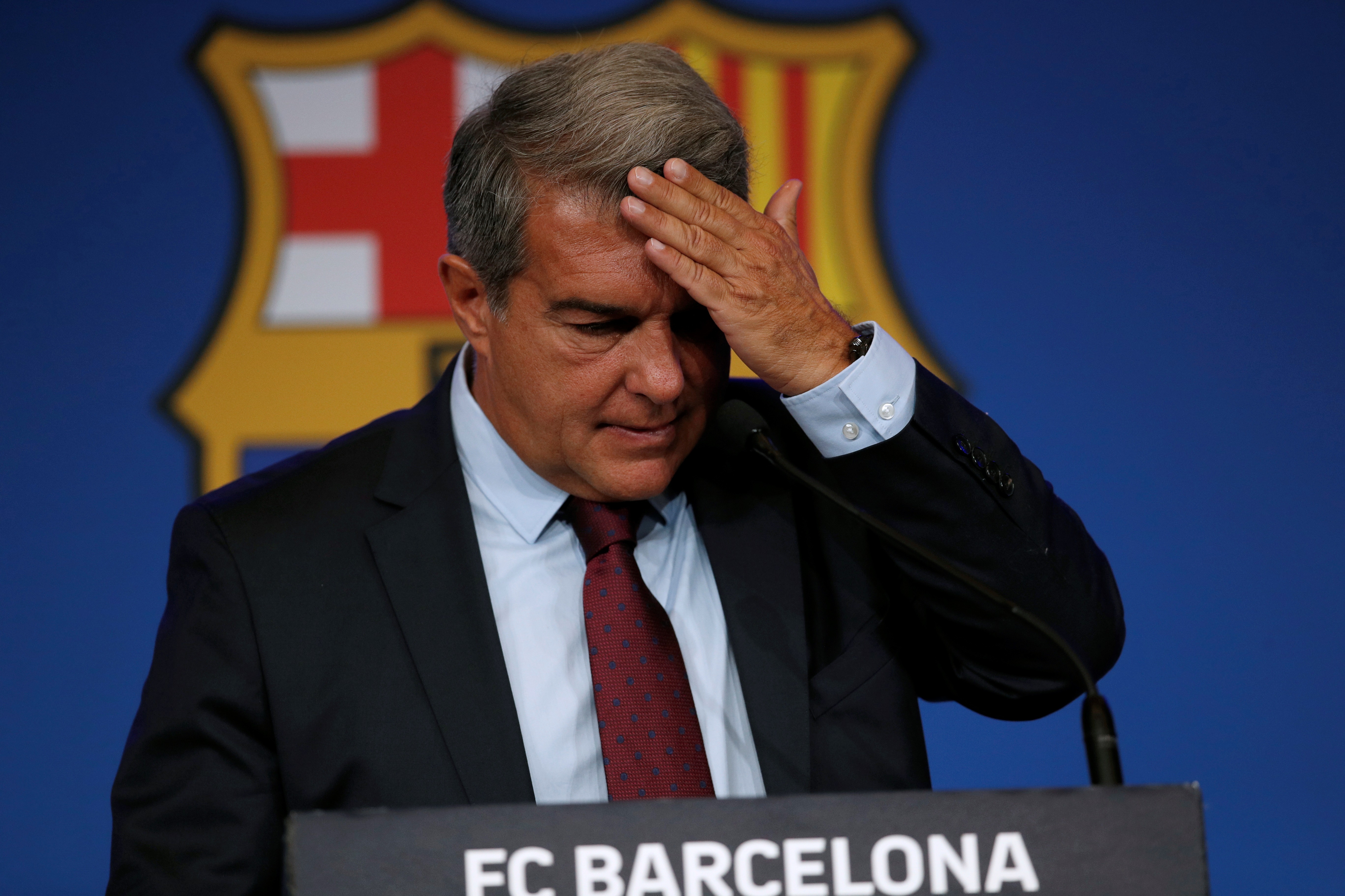 El presidente del FC Barcelona, Joan Laporta, da una rueda de prensa para explicar los motivos por los que delantero argentino Lionel Messi no renovará por el conjunto azulgrana este viernes en el Camp Nou, en Barcelona. (EFE)