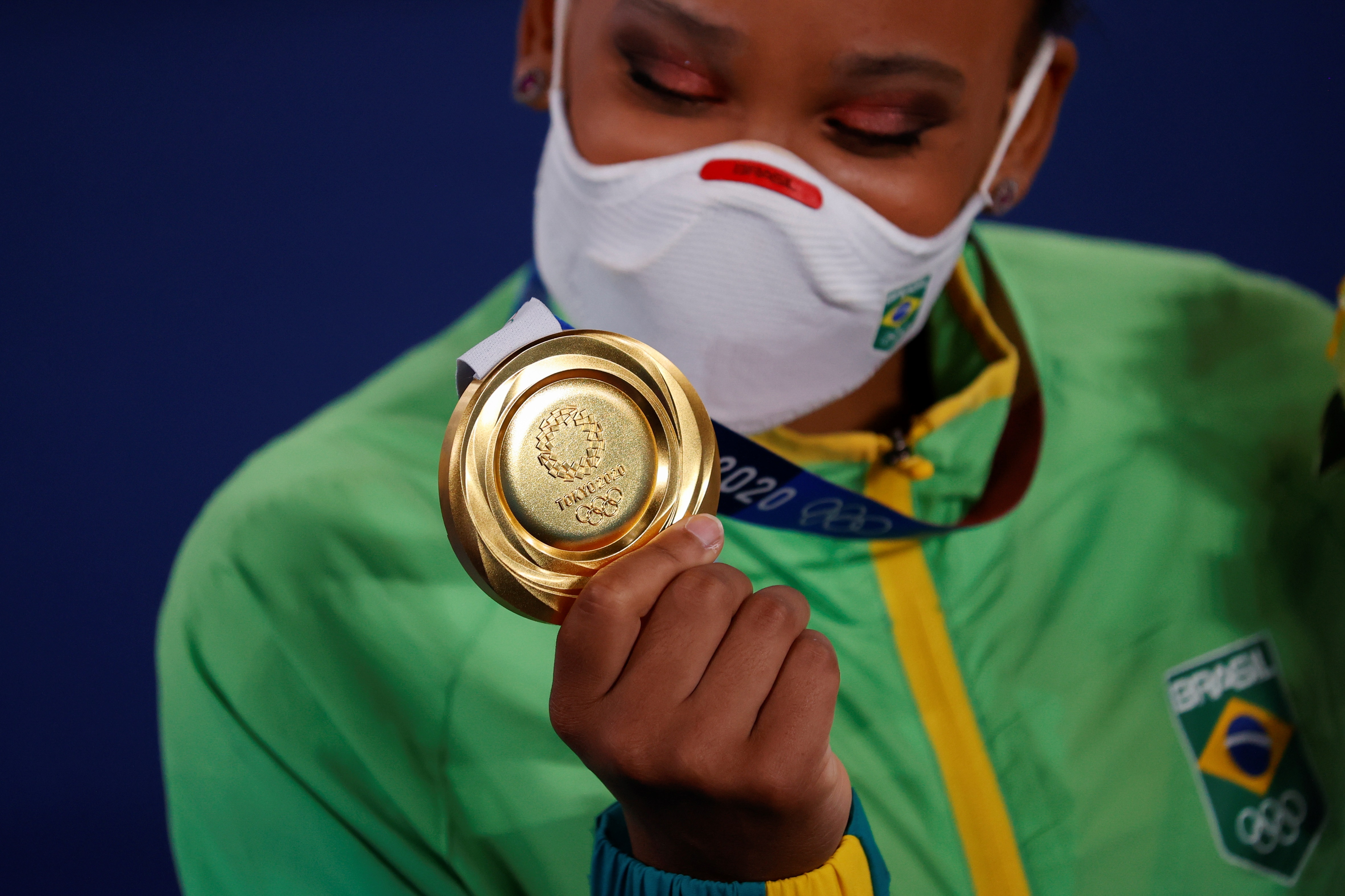 La brasileña Rebeca Andrade celebra una de las medallas obtenidas por Brasil. Foto Prensa Libre (EFE)