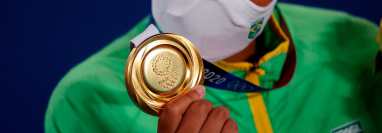 La brasileña Rebeca Andrade celebra una de las medallas obtenidas por Brasil. Foto Prensa Libre (EFE)