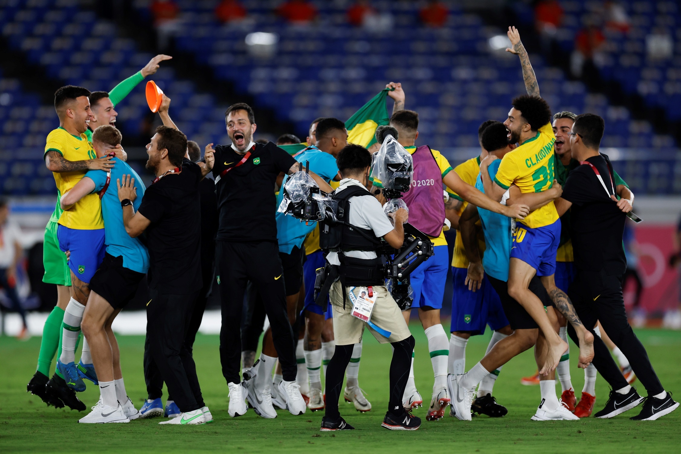 Los jugadores brasileños celebran tras vencer a España en la final de fútbol masculino de los Juegos Olímpicos 2020, este sábado en el Estadio Internacional de Yokohama. Prensa Libre (EFE)