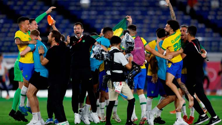 Los jugadores brasileños celebran tras vencer a España en la final de fútbol masculino de los Juegos Olímpicos 2020, este sábado en el Estadio Internacional de Yokohama. Prensa Libre (EFE)