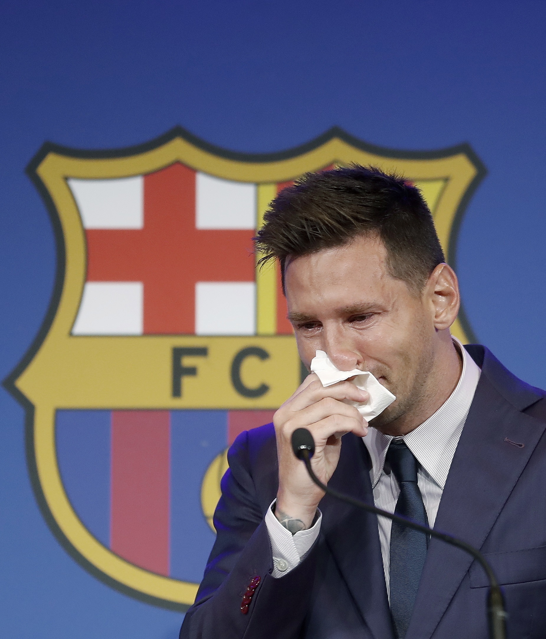 -FOTODELDIA- BARCELONA, 08/08/2021.- El delantero argentino Lionel Messi, durante su comparecencia este domingo en el Camp Nou para explicar su versión sobre su marcha del conjunto azulgrana, decisión que el club atribuye a razones 