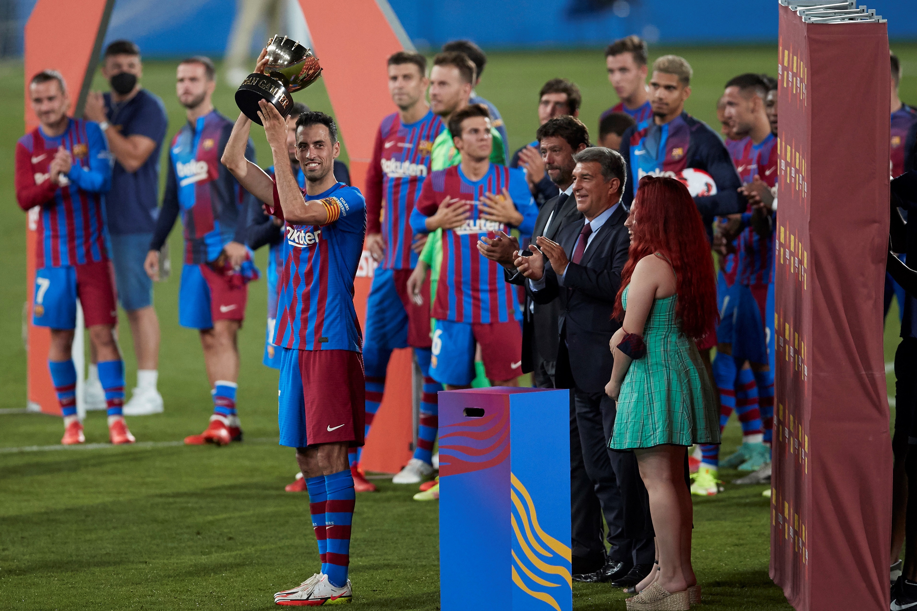 Sergio Busquets levanta el trofeo, tras su victoria ante la Juventus en el partido por el trofeo Joan Gamper disputado en el estadio Johan Cruyff. (Foto Prensa Lbre: EFE)
