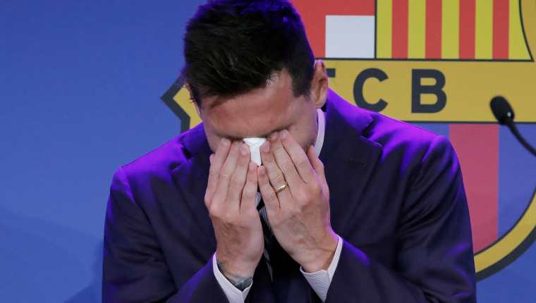 El delantero argentino Lionel Messi, durante su comparecencia este domingo en el Camp Nou para explicar su versión sobre su marcha del conjunto azulgrana, decisión que el club atribuye a razones "económicas y estructurales", ya que le era imposible inscribir al jugador en LaLiga, al no poder cumplir con el 'fair-play' financiero. (EFE)