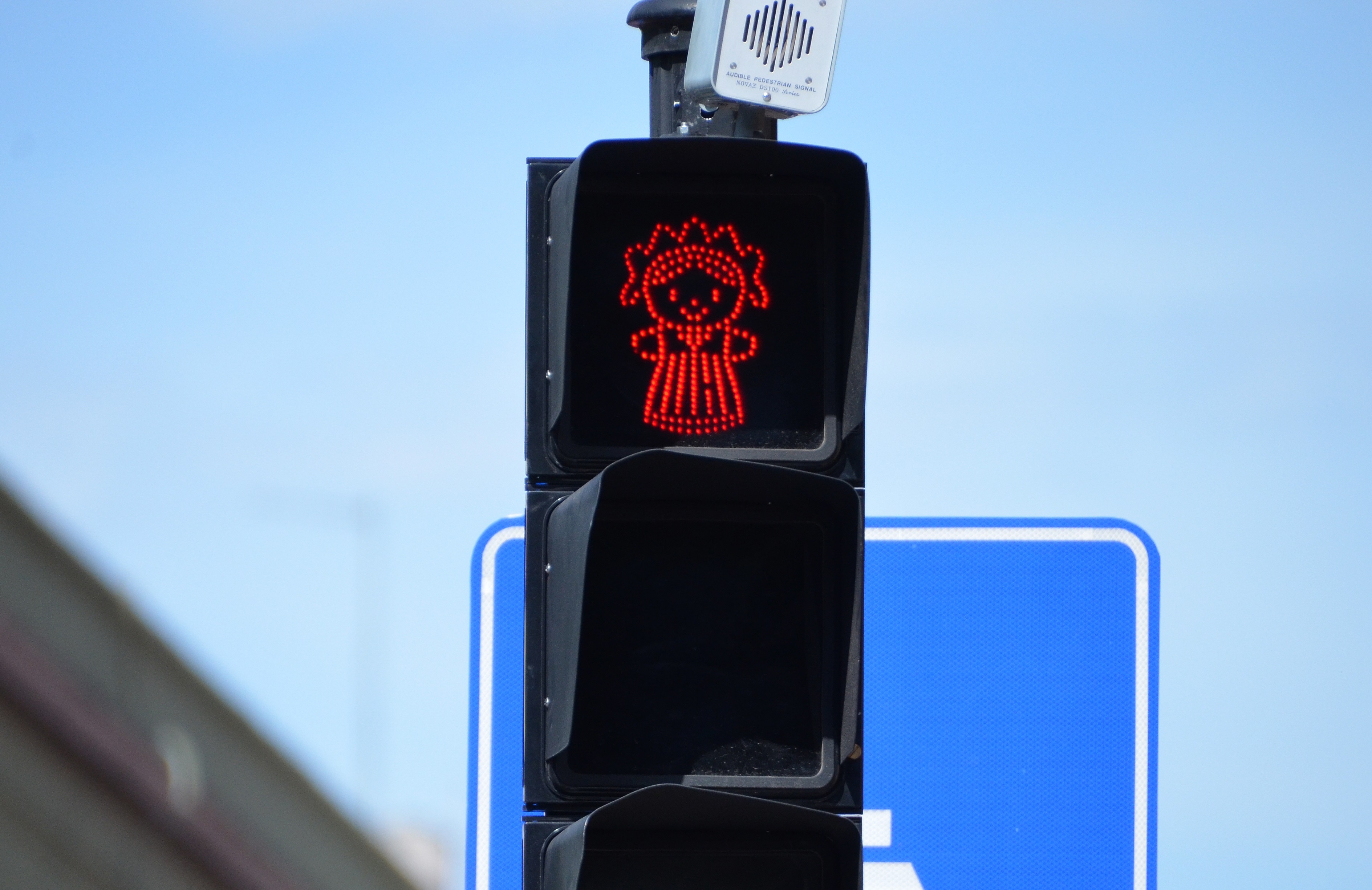 -FOTODELDÍA- MEX8481. QUERÉTARO (MÉXICO), 08/08/2021.- Fotografía de figuras de la muñeca Lele en un semáforo peatonal, el 6 de agosto de 2021, en calles del centro histórico, en Querétaro (México). Recientemente, el municipio de Querétaro colocó a la muñeca Lele en un semáforo peatonal ubicado en el centro histórico de la capital del estado, como una estrategia de concienciación social y de ser un agente de cambio para niños y adultos. EFE/ Sergio Adrián Ángeles